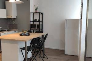 Appartements logement 5 personnes proche CV et parking prive : Appartement 2 Chambres