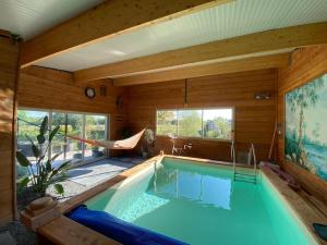 Maison avec piscine intérieure chauffée,sauna, et billard