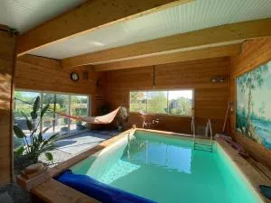 Maison avec piscine intérieure chauffée,sauna, et billard - Bolleville