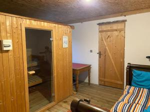 Maison avec piscine intérieure chauffée,sauna, et billard