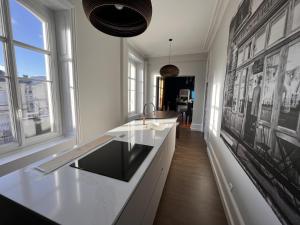 Appartement Haut de Gamme Centre-Ville, 50m Plage, Parking Privé, 4 Couchages - FR-1-197-552