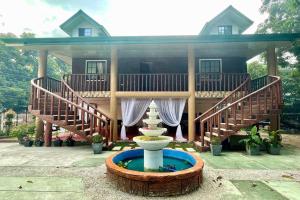 La Famille Guesthouse Pundaquit Mountain view and walking distance to beach