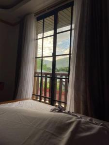 La Famille Guesthouse Pundaquit Mountain view and walking distance to beach