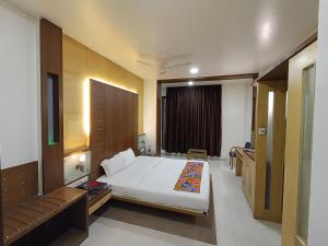 Rapid Lakme Executive Hotel