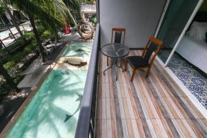Phòng Ba Người Loại Sang Hướng Bể Bơi có Ban Công (Deluxe Pool View Triple Room with Balcony)