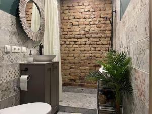 Elegant & Central 1Br w Free Parking - Sleeps 4