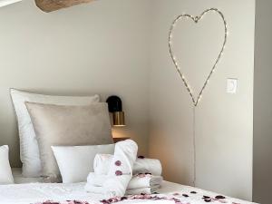 Appartements Cocon Blanc calin - Jacuzzi privatif - Love Room a Saint Etienne : photos des chambres