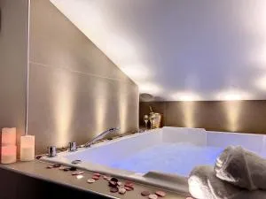 Cocon Blanc câlin avec Jacuzzi privatif - LoveRoom Insolite - 维拉尔