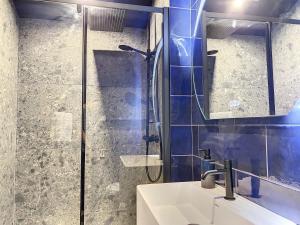 Appartements Cocon Blanc calin - Jacuzzi privatif - Love Room a Saint Etienne : photos des chambres