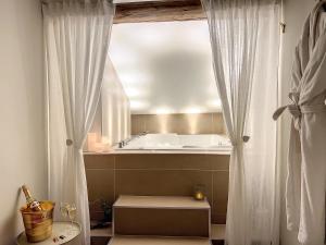 Appartements Cocon Blanc calin - Jacuzzi privatif - Love Room a Saint Etienne : photos des chambres