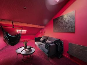 Appartements Suite Privative Rouge baiser - Spa & Jacuzzi - Love Room a Saint Etienne : photos des chambres