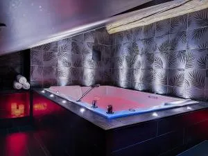 Suite Rouge baiser avec Jacuzzi privatif - LoveRoom Insolite - 维拉尔