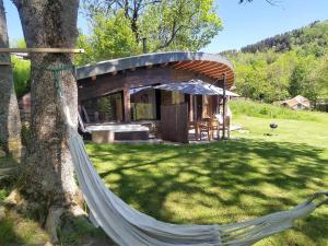 Lodges Bulle de Bois, ecolodge insolite avec spa privatif au milieu des volcans - Bulles d'Herbe : photos des chambres