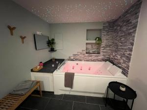 Maisons de vacances Petite maison cosy et moderne avec bain a remous : photos des chambres
