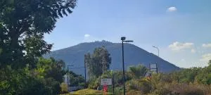 בין הר למעיין - Kafr Kamā