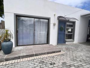 Adorable 2 Bedroom Cottage with spacious veranda