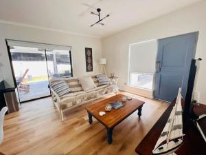 Adorable 2 Bedroom Cottage with spacious veranda