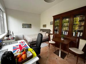 Charming independent guest house - spacious studio with terrace and garden, 25 minutes from Paris