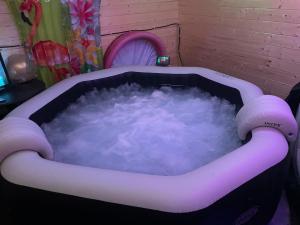 Sejours chez l'habitant Chambre agreable avec jacuzzi : photos des chambres