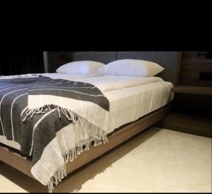 Woodside Duplex Apartment Ski in Ski out with garage