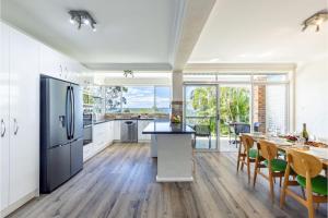 Sanctuary on Dutchies, 18 Gloucester Street - Water views, Air Conditioning, WiFi and Close To Town