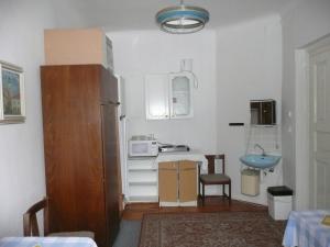 Budget Double Room with Shared Bathroom room in Apartment Trojska