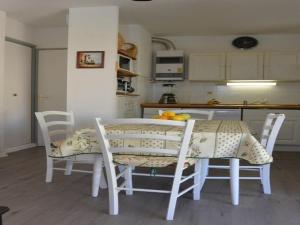 Villa mitoyenne T3 avec piscine et parking - FR-1-607-49