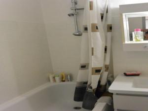 Villa mitoyenne T3 avec piscine et parking - FR-1-607-49