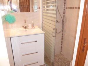 Villa T2 climatisée avec terrasse dans la pinède - FR-1-607-87