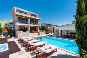 Villa Nena with heated pool, jacuzzi and sauna