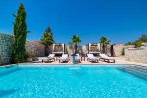 Villa Nena with heated pool, jacuzzi and sauna