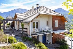 Maisons de vacances Exceptional view of the Serre-poncon lake, Embrun beach and mountains : photos des chambres