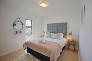 Designer Beachfront Apartment in Big Bay with swimming pool- 2 bedroom, 1 Azure