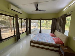 Disha Villa-Casa Oceano, sea facing villa with a pool, at Palghar