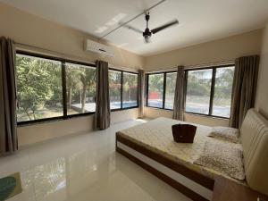Disha Villa-Casa Oceano, sea facing villa with a pool, at Palghar