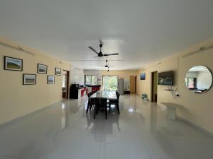 Disha Villa-Casa Oceano, sea facing villa with a pool, at Palghar