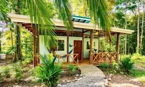 Peace Garden Spacious Bungalows- a walk to the beach - Cocles