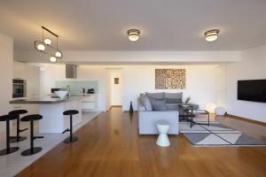 NEW STUNNING PENTHOUSE WSPECTACULAR VISTAS!