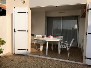 Magnifique T2 en bord de mer, 4 couchages, terrasse, parking, plage à pied, proche commerces et Aqualand - FR-1-81-56