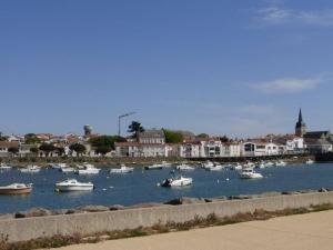 Maisons de vacances Maison Saint-Gilles-Croix-de-Vie, 4 pieces, 6 personnes - FR-1-224-338 : photos des chambres