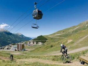 T2 lumineux 6 pers au pied des pistes avec WIFI, balcon, casier à skis, à 5 min des commerces et loisirs - FR-1-262-79