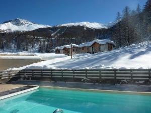 Chalet mitoyen aux Orres avec piscine chauffée, sauna, hammam - skis aux pieds - 6 pers. - FR-1-322-110