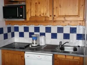 Appartement 3 pièces 6 pers, proche pistes, parking, casier à skis, cuisine équipée - FR-1-262-145