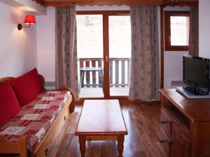 Appartement de standing avec piscine chauffée, sauna et accès skis aux pieds - FR-1-322-184