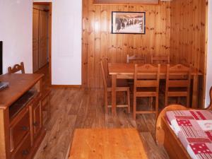 Appartement de standing avec piscine chauffée, sauna et accès skis aux pieds - FR-1-322-184