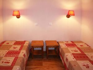 Appartement de standing avec piscine chauffée, sauna et accès skis aux pieds - FR-1-322-184