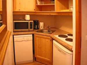 Appartement de standing avec piscine chauffée, sauna et accès skis aux pieds - FR-1-322-184