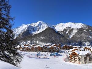 Appartement de standing avec piscine chauffée, sauna et accès skis aux pieds - FR-1-322-184