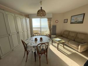 Studio 2 pers, balcon, parking, plage à 200m - FR-1-224C-442