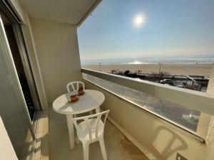 Studio 2 pers, balcon, parking, plage à 200m - FR-1-224C-442
